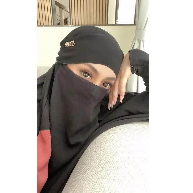 6 Potret Gaya Celine Evangelista Pakai Cadar Ini Jadi Sorotan