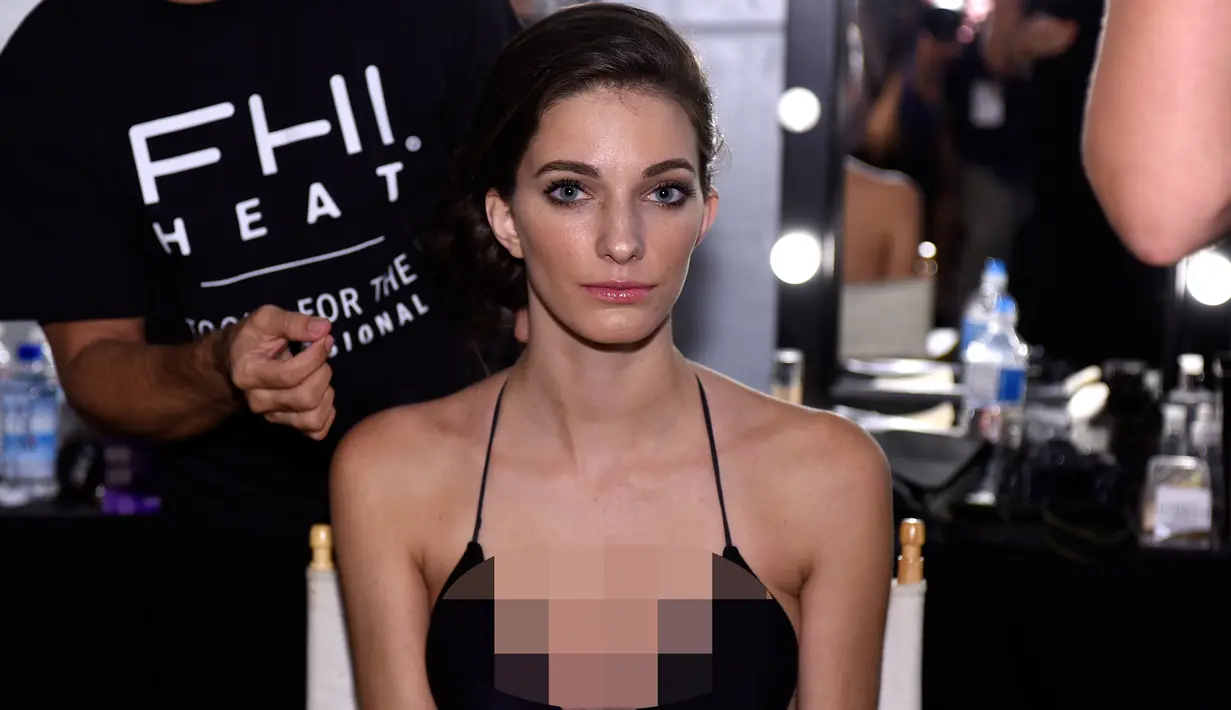 Seorang model saat ditata rambutnya di belakang panggung jelang tampil dalam Peragaan Busana Renang, Art Hearts Fashion Miami Swim Week di Collins Park, Miami, Florida, (14/7). (Arun Nevader/Getty Images Seni Hati Mode/AFP)