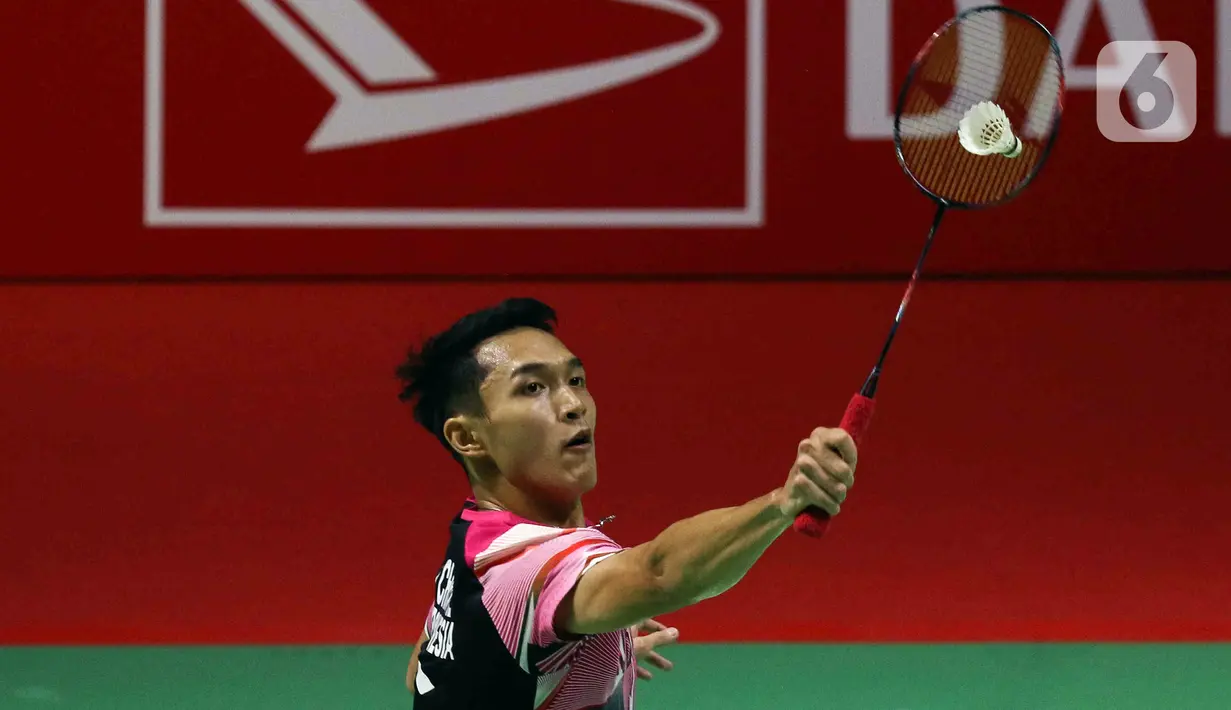 Pebulu tangkis tunggal putra Indonesia Jonatan Christie saat bertanding melawan sesama pebulu tangkis tunggal putra Indonesia Shesar Hiren Rhustaviti pada babak 16 besar turnamen Daihatsu Indonesia Masters 2023 di Istora Senayan, Jakarta, Kamis (26/1/2023). Jonatan Christie menang atas Shesar Hiren Rhustavito dengan skor 21-16 dan 21-15. (Liputan6.com/Herman Zakharia)