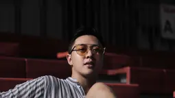 Adhyra Yudhi juga bisa membuat penampilan yang sporty, semi formal, hingga macho hanya dengan memakai celana pendek. (Foto: instagram.com/@adhyrayudhi)