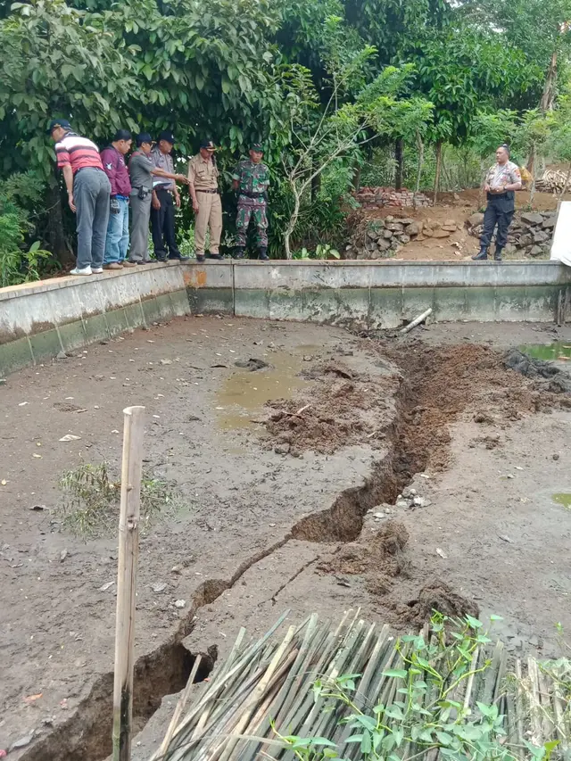 Retakan tanah memanjang mengancam jalan desa dan permukiman penduduk. (Foto: Liputan6.com/BPBD CLP/Muhamad Ridlo)