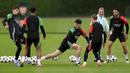 Pemain Arsenal, Declan Rice (tengah) berusaha merebut bola saat melakukan rondo pada latihan jelang laga lanjutan Liga Champions melawan PSG di Arsenal Training Centre, Hertfordshire, Inggris, Selasa (01/10/2024). (AP Photo/PA/Bradley Collyer)