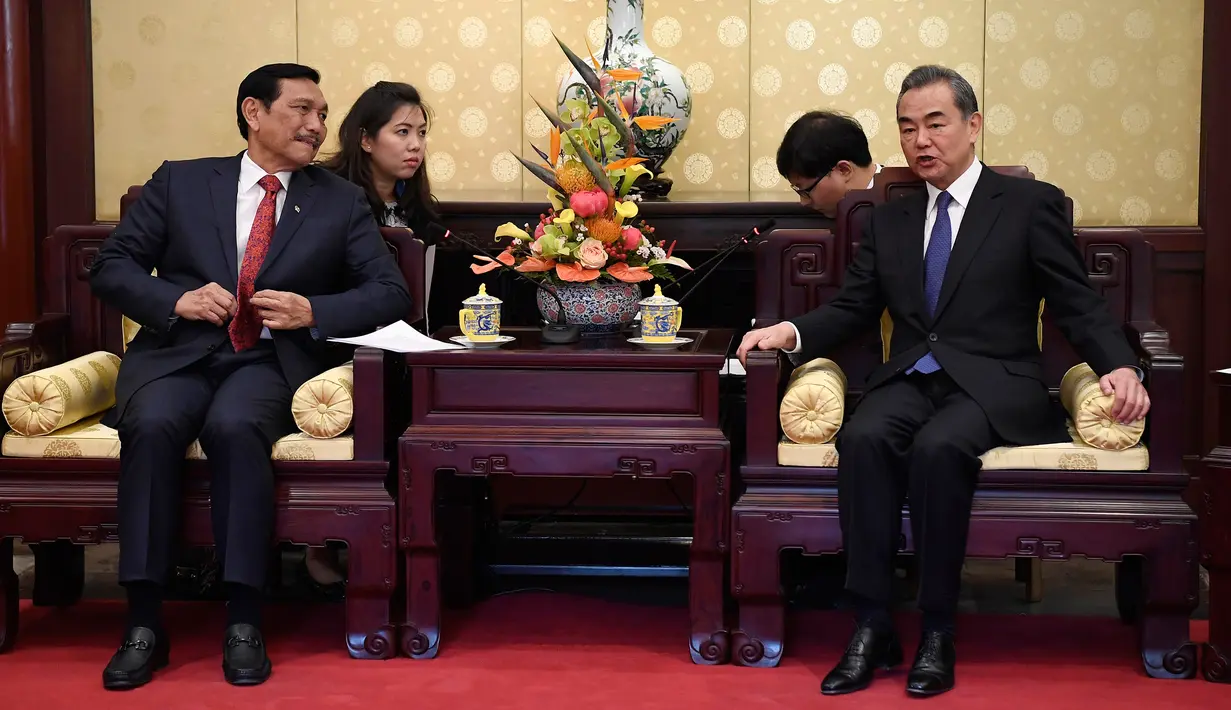 Menteri Luar Negeri China, Wang Yi menggelar pertemuan dengan Menko Kemaritiman, Luhut Pandjaitan di Wisma Negara Diaoyutai, Beijing. Rabu (24/10). Pertemuan membahas kerja sama kedua negara antara lain di bidang kelauatan. (Daisuke Suzuki/Pool via AP)
