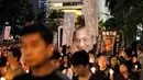 Sejumlah orang turun ke jalan sambil menyalakan lilin untuk mengenang wafatnya penerima Nobel Perdamaian, Liu Xiaobo, di Hong Kong, Sabtu (15/7). Jasad Liu Xiaobo dikremasi, dan abunya dilarung ke laut, Sabtu ini. (AP Photo/Vincent Yu)