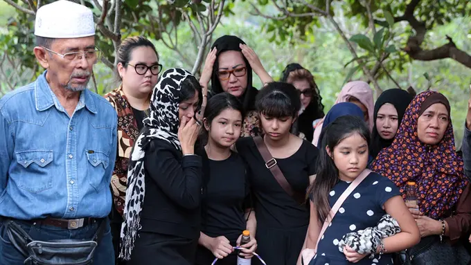 [Bintang] Pemakaman Yana Zein