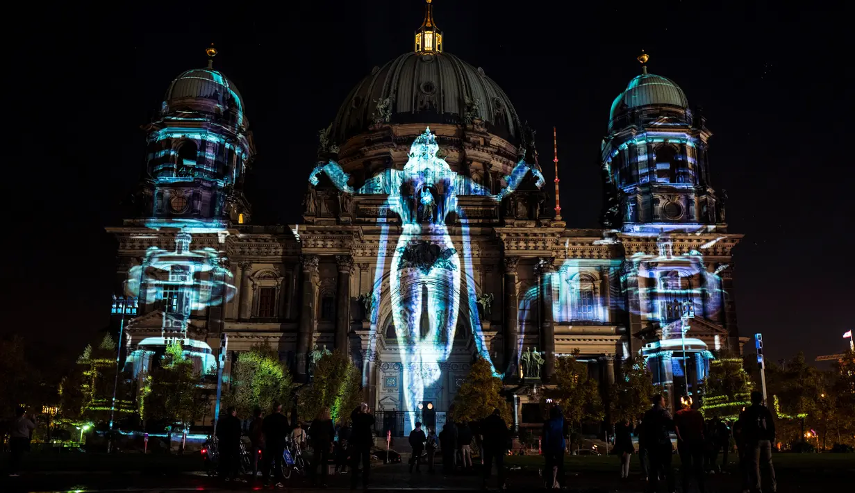 Seni tata cahaya ditampilkan di Fasad Katedral Berlin (Berliner Dom) saat Festival Cahaya di Berlin, Jerman (15/10). Festival ini merupakan event tahunan yang diadakan setiap bulan Oktober selama dua belas hari. (AFP Photo/John Macdougall)