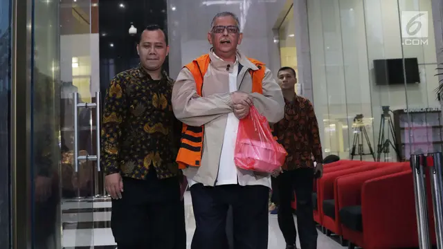 Sambil Bawa Bungkusan, Sofyan Basir Keluar dari Gedung KPK