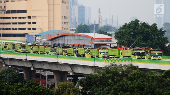 Sejumlah truk bersiap melintas di jalan layang Koridor 13 Transjakarta Tendean - Ciledug saat uji kelayakan, Jakarta, Kamis (20/7). (Liputan6.com/Angga Yuniar)