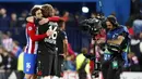 Pelukan hangat pemain Atletico Madrid, Sime Vrsaljko (kiri) dengan pemain Leverkusen, Tin Jedvaj (tengah)  usai leg kedua Babak 16 Besar Liga Champions di Vicente Calderon stadium, Rabu (15/3/2017). Atletico lolos dengan agregat 4-2. (EPA/ZIPI)