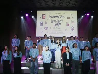 Pemeran memperkenalkan Home Sweet Loan The Musical saat peluncuran di Jakarta, Kamis (6/8/2026). Adaptasi dari novel karya Almira Bastari ini akan dipentaskan dalam 23 pertunjukan pada 30 September hingga 18 Oktober 2026 di Graha Bhakti Budaya, Taman Ismail Marzuki, Jakarta, dengan menghadirkan lima lagu orisinal karya Idgitaf sebagai bagian dari pengembangan cerita. (KLY/ Budy Santoso)