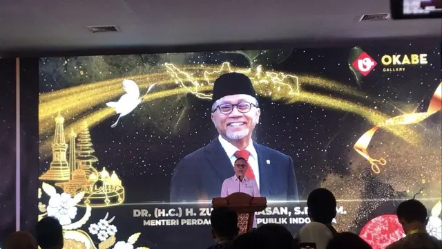 Menteri Perdagangan Zulkifli Hasan meresmikan Okabe Gallery, toko bahan bangunan juga menjual perlengkapan rumah tangga yang berada di Alam Sutera, Tangerang Selatan, Banten. (Elza Hayarana Sahira)