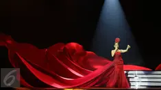 Bunga Citra Lestari atau BCL membuka panggung konser tunggal perdana bertajuk "It's Me BCL" di Plenary Hall, JCC Senayan, Jakarta, Rabu (1/3). BCL menyapa penonton dengan potongan reff lagu Karena Kau Tahu Ku Cinta Kau. (Liputan6.com/Herman Zakharia)