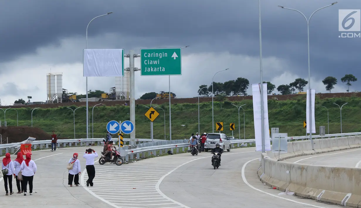 Kondisi jalan tol Ciawi-Sukabumi seksi I Ciawi-Cigombong, Kab Bogor, Jawa Barat, usai diresmikan, Sabtu (1/12). Ruas panjang tol Ciawi-Sukabumi Seksi I Ciawi-Cigombongsejauh 15,3 kilometer. (Liputan6.com/Helmi Fithriansyah)