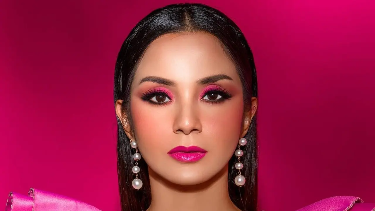 Gaya Pemotretan Kirana Larasati Dengan Tema Pink. (Sumber: Instagram/riomotret)