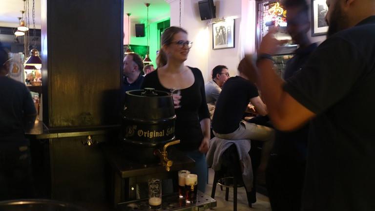 Suasana nonton bareng pertandingan Bundesliga di sebuah bar. (Bola.com/Aditya Wicaksono)