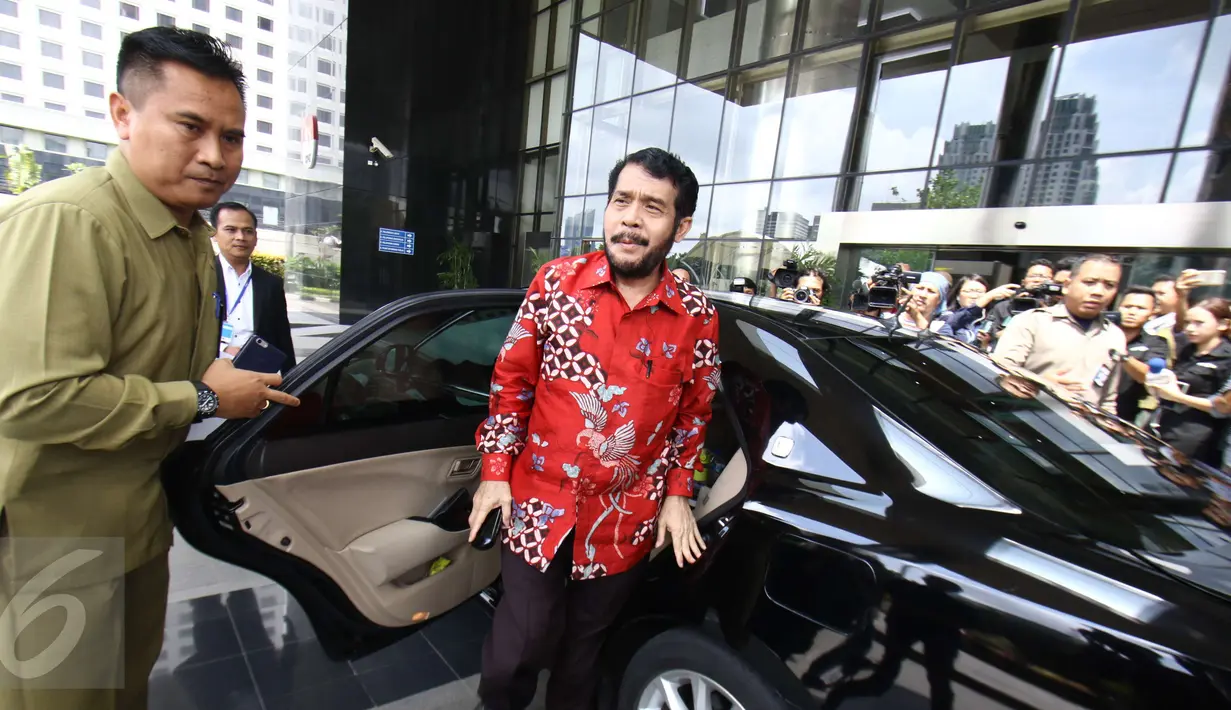 Wakil Ketua MK Anwar Usman turun dari mobil setibanya di Gedung KPK, Jakarta, Senin (13/2). Anwar Usman bersama Majelis Kehormatan MK kembali mendatangi KPK guna melakukan pemeriksaan lanjutan kepada Patrialis Akbar (Liputan6.com/Helmi Afandi)
