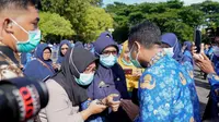 Seorang guru di SMA Negeri 2 Luwu Timur, Asrianty yang merupakan penyandang disabilitas netra menjadi pegawai honorer. Dok. sulselprov.go.id