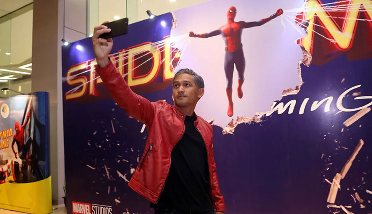 Rasa senang pun sangat dirasakan Ibnu Jamil karena menjadi salah satu orang yang bisa menyaksikan film Spider-Man Homecoming pertama kali. Di photo booth, Ibnu asik selfie dengan kamera Oppo. (Nurwahyunan/Bintang.com)