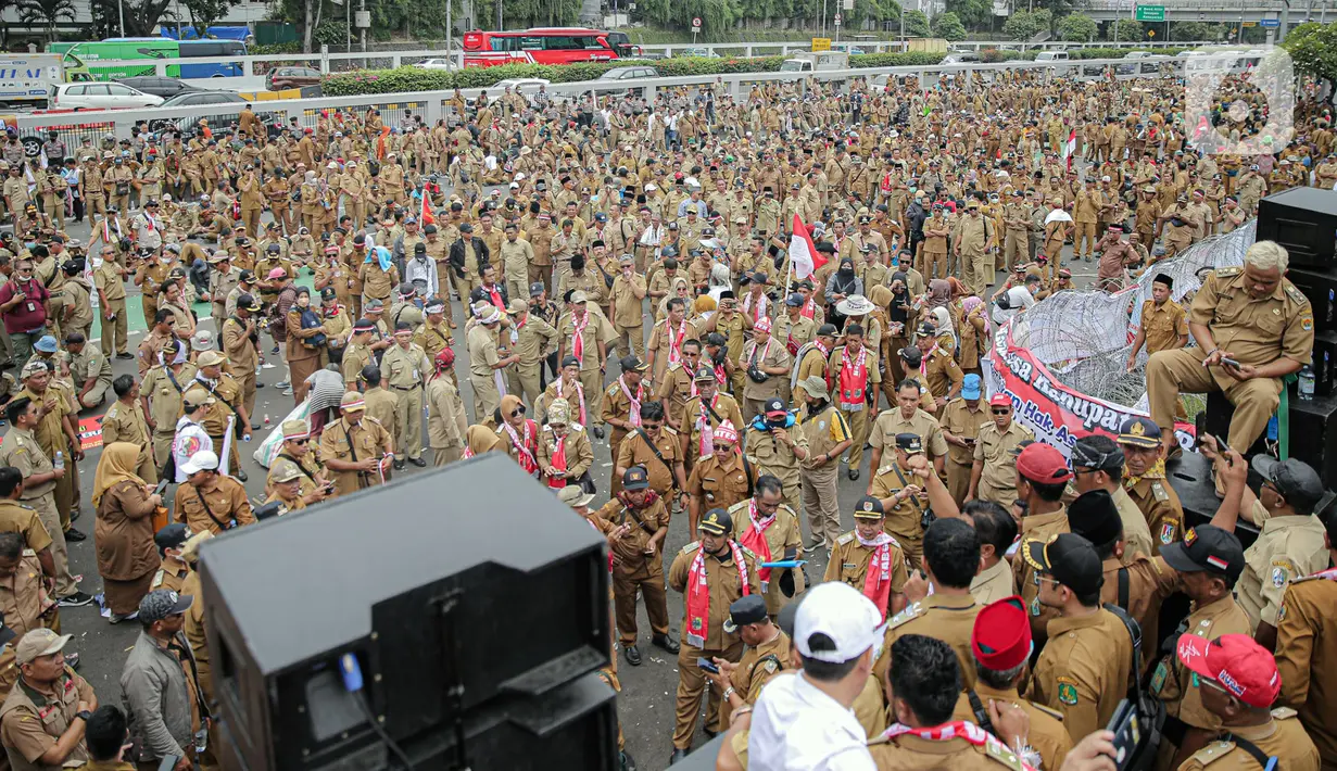 Ribuan kepala desa se-Indonesia melakukan aksi di depan Gedung DPR RI, Jakarta, Selasa (17/1/2023). Dalam aksi tersebut mereka menuntut perpanjangan masa jabatan kepala desa yang sebelumnya enam tahun menjadi sembilan tahun dan meminta DPR RI merevisi masa jabatan yang diatur dalam UU Nomor 6 Tahun 2014 tentang Desa. (Liputan6.com/Faizal Fanani)