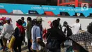 Pengunjung berjalan menuju area tribun untuk menyaksikan ajang balap Formula E di Jakarta International E-Prix Circuit (JIEC), Jakarta, Sabtu (4/6/2022). Kejuaraan dunia balap mobil listrik tersebut untuk pertama kalinya digelar di Indonesia dan merupakan seri balapan kesembilan pada kompetisi tahun 2022. (Liputan6.com/Herman Zakharia)