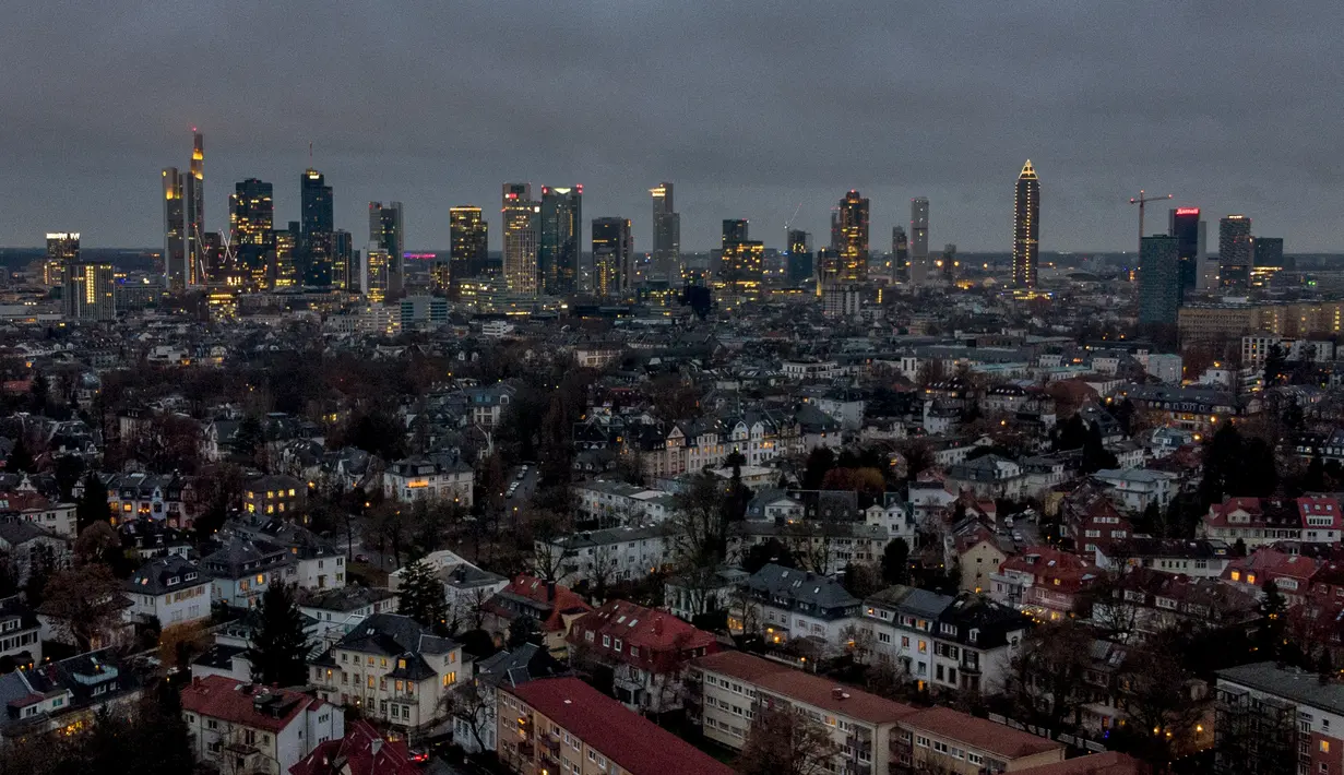 Lampu di gedung-gedung distrik perbankan di Frankfurt, Jerman, Rabu (29/12/2021). Kembang api tidak akan diizinkan di kota pada Malam Tahun Baru untuk menghindari penyebaran virus corona. (AP Photo/Michael Probst)