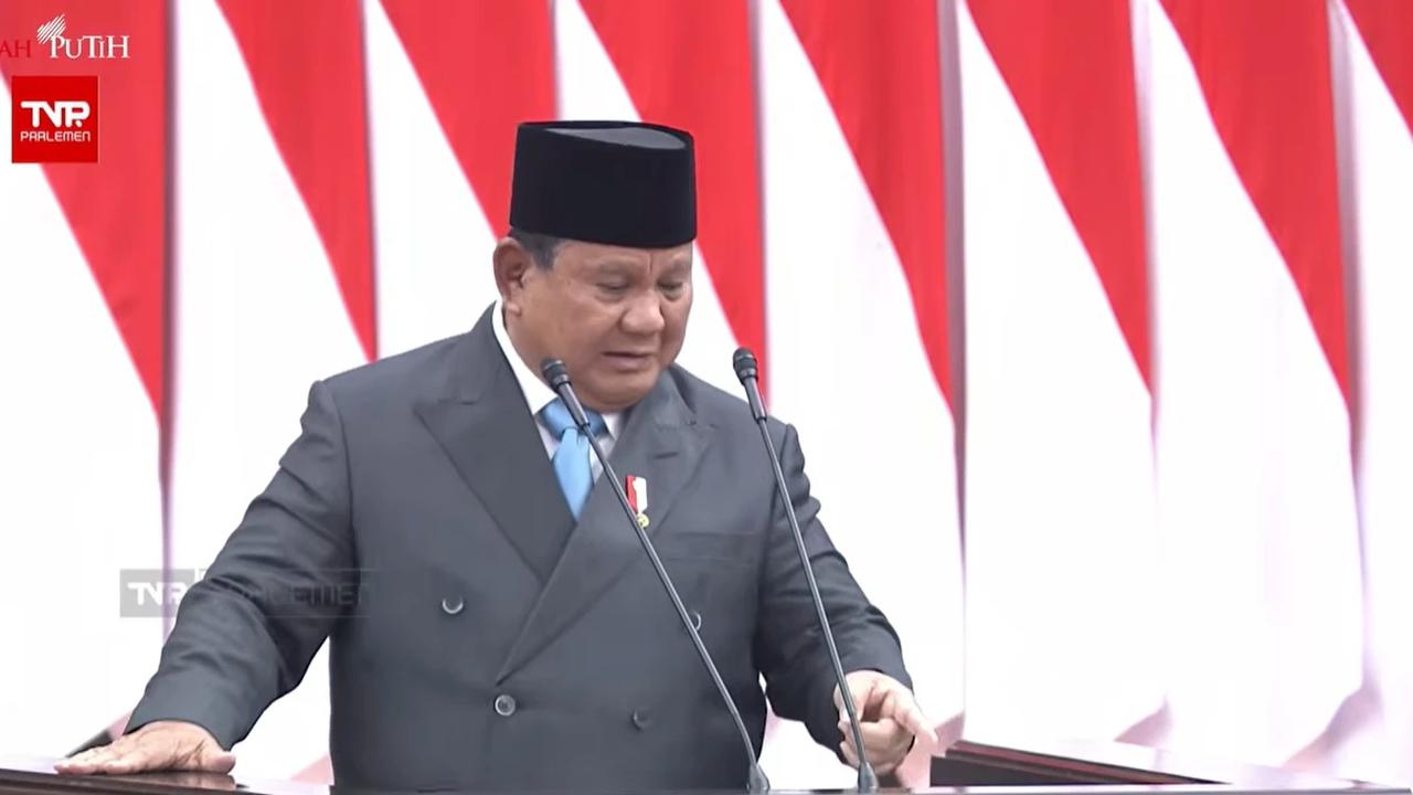 Prabowo menunjuk cangir di podium