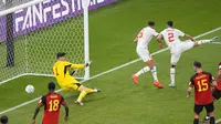 Gol tendangan bebas pemain Timnas Maroko, Hakim Ziyech ke gawang Belgia yang akhirnya dianulir wasit usai tinjauan VAR dalam dalam laga matchday kedua Grup F Piala Dunia 2022 di Al Thumama Stadium, Doha, Qatar, Minggu (27/11/2022) malam WIB. (AP/Pavel Golovkin)