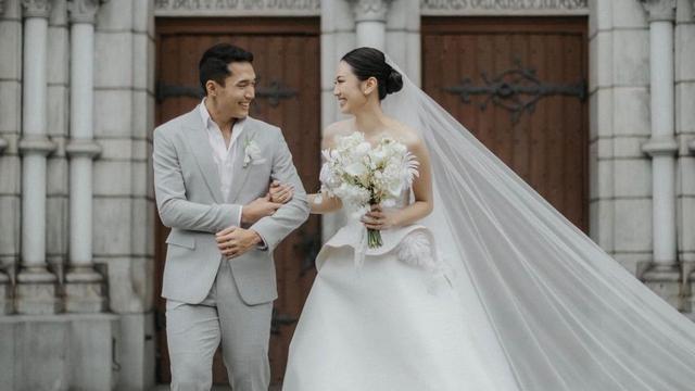 Momen saling tatap antara atlet pebulu tangkis Indonesia Jonatan Christie yang akrab disapa Jojo, setelah resmi menikahi Shania Junianatha atau Shanju di Gereja Katedral Jakarta. (Dok: Instagram @jonatanchristieofficial)