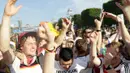 Keberhasilan Der Panser menembus perempat final ini menjadi sukacita tercendiri bagi para fans mereka yang menonton di sekitar Manara Eiffel. (Bola.com/Vitalis Yogi Trisna)