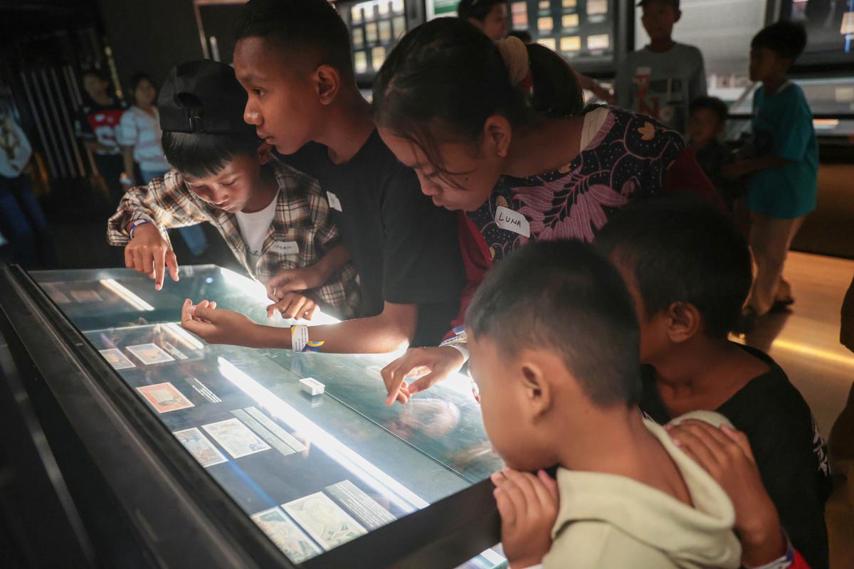 Anak Pekerja Sampah Belajar Sejarah di Kota Tua