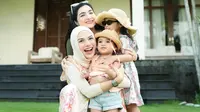 Gaya liburan Aurel Hermansyah di Bali. (sumber: Instagram/aurelie.hermansyah)