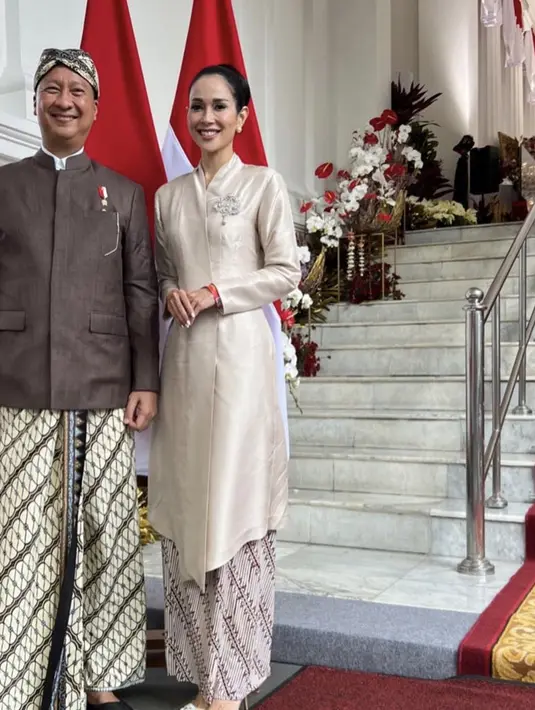 Ia juga tampak menawan dengan kebaya kurung bernuansa netral. Cutting yang sempurna dengan aksen sematan brosch semakin menyempurnakan penampilannya. [Foto: instagram/ @Loemongga]
