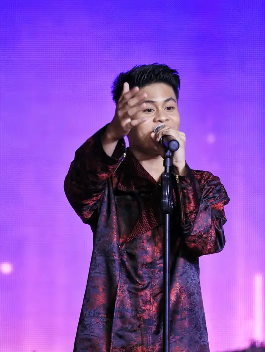 Sukses membawakan lagu yang dipupolerkan oleh penyanyi senior Dewi Yull dengan konsep easy dan ringan, Esal mengakhiri mini konsernya dengan menyuguhkan tembang miliknya Masih Adakah Cinta. (Adrian Putra/Bintang.com)