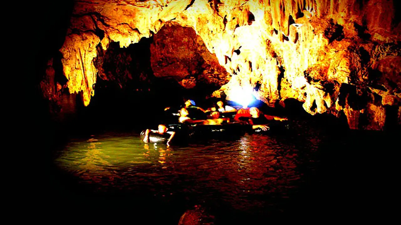 Wisata Menyusuri Sungai dalam Gua Sajikan Pemandangan Unik