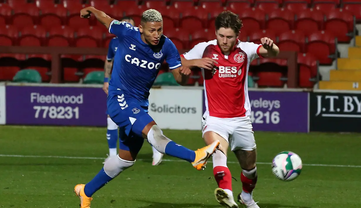 Striker Everton, Richarlison, berebut bola dengan pemain Fleetwood pada laga Piala Inggris, Kamis (24/9/2020) dini hari WIB. Everton menang 5-2 atas Fleetwood. (AFP/Alex Livesey/pool)