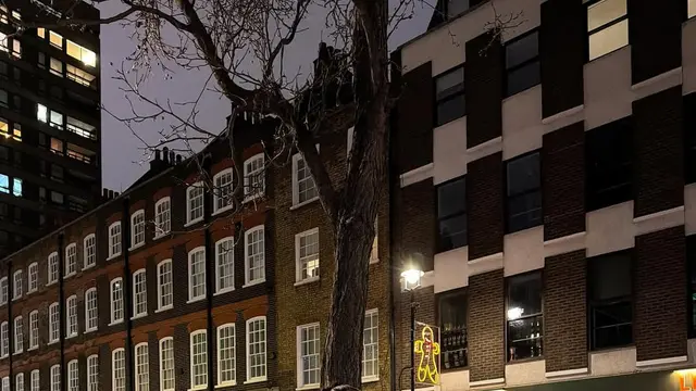 Tampilan Ready-To-Go Naura Ayu Selama Liburan di Eropa, Andalkan Sleek Updo dan Full Lips untuk Tampil Cantik Menawan