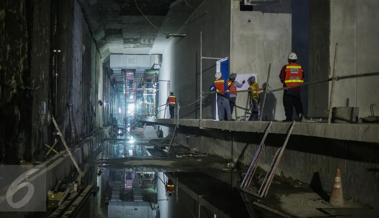 Pekerja melihat lembaran kerja proyek di dalam terowongan MRT yang dalam tahap penyelesaian di Jakarta (6/4). Pengerjaan jalur MRT elevated sepanjang 10 km dari Lebak Bulus hingga Sisingamaraja telah mencapai progres 53,62. (Liputan6.com/Faizal Fanani)