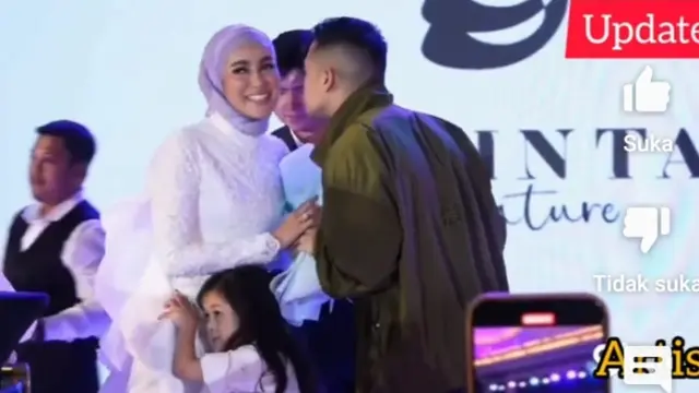 Olla Ramlan ultah ke-43, Aufar Hutapea Cipika cipiki (Foto: Tayangan Hot Shot via YouTube SCTV)