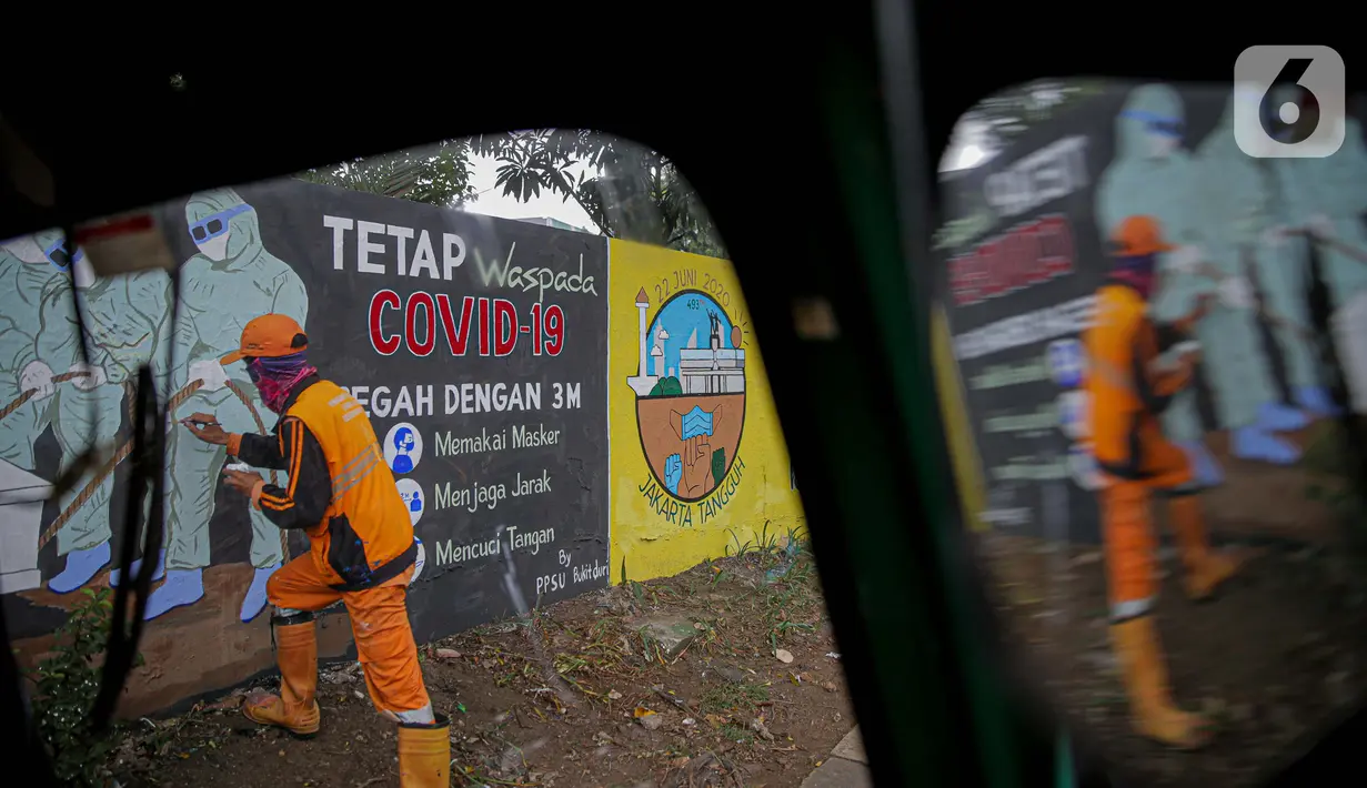 Petugas PPSU Kelurahan Bukit Duri menyelesaikan mural bertema Covid-19 di Jakarta, Selasa (11/8/2020). Mural tersebut untuk mengingatkan warga agar selalu waspada dengan Covid-19 dan mencegahnya dengan 3M (Memakai Masker, Menjaga Jarak dan Mencuci Tangan). (Liputan6.com/Faizal Fanani)
