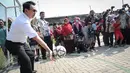 Gubernur DKI, Basuki Tjahaja Purnama (Ahok) bermain bola dengan menjadi kiper usai meresmikan RPTRA Tahap II Provinsi DKI Jakarta, di Jalan Pluit Mas Utara, Kelurahan Pejagalan, Kecamatan Penjaringan, Jakarta, Rabu (6/4). (Liputan6.com/Faizal Fanani)