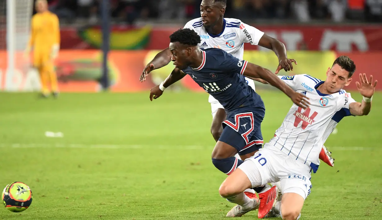 Penyerang Paris Saint-Germain (PSG) Arnaud Kalimuendo (kiri) berebut bola dengan gelandang Strasbourg Adrien Thomasson pada laga pekan kedua Liga Prancis di Stadion Parc des Princes, Minggu (15/8/2021) dini hari WIB. PSG membekuk tamunya Strasbourg dengan skor 4-2. (bertrand GUAY / AFP)