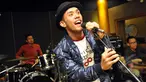 Juara tiga Music Video Contest yang diadakan oleh Vidio.com, Eros Tjokro saat latihan vokal di Studio AB, Jakarta, Selasa (27/1/2015). (Liputan6.com/Panji Dikasana)