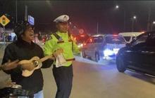 Viral Aksi Polisi Sukabumi Joged Bareng Pengamen Bikin Wisatawan Palabuhanratu Terhibur di Tengah Macet