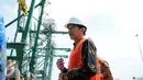 Presiden Jokowi meninjau New Priok Container Terminal (NPCT) 1, Pelabuhan Tanjung Priok, Jakarta, (13/9). Terminal diproyeksikan dapat melayani kapal petikemas berkapasitas I3.000-15.000 TEUs dengan bobot di atas 150.000 DWT. (Liputan6.com/Faizal Fanani)
