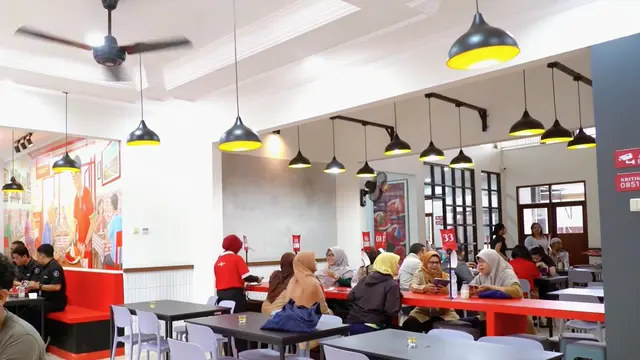 Desain Warung Makan Aurel Hermansyah yang Penyajian Menunya Unik