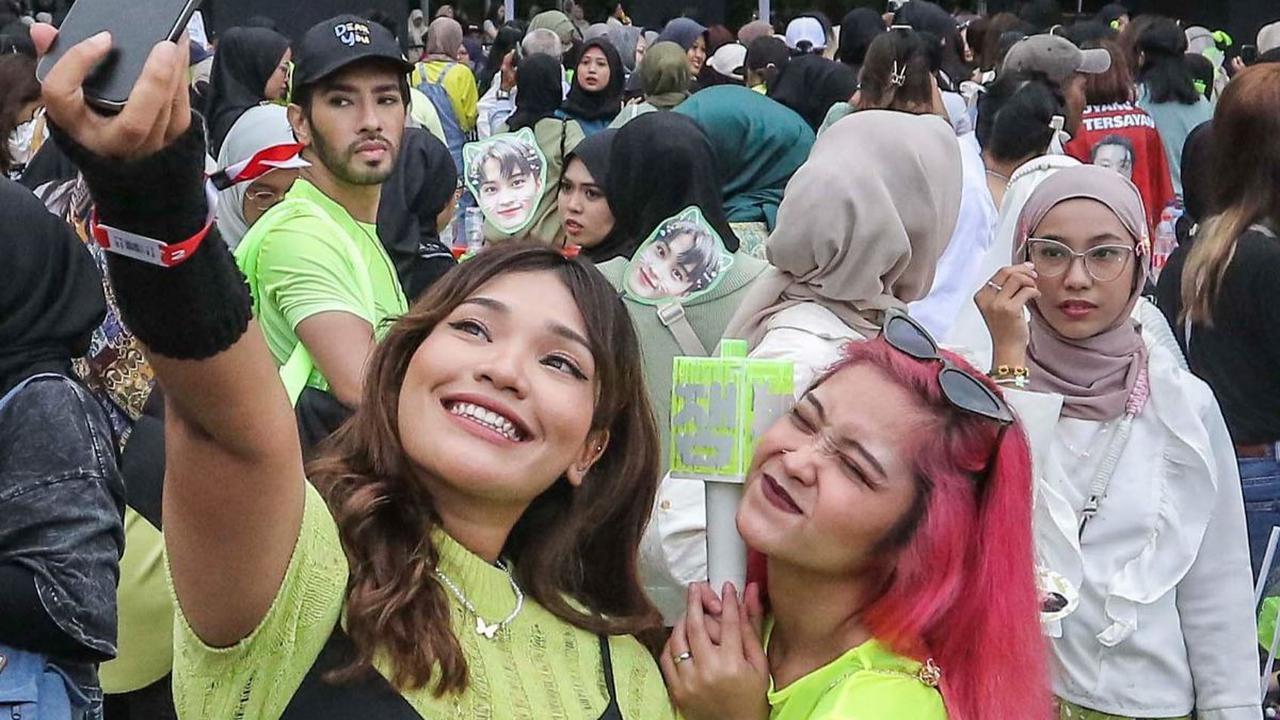 FOTO: Penuh Antusias, Ribuan Penggemar NCT 127 Padati Hall Indonesia Arena