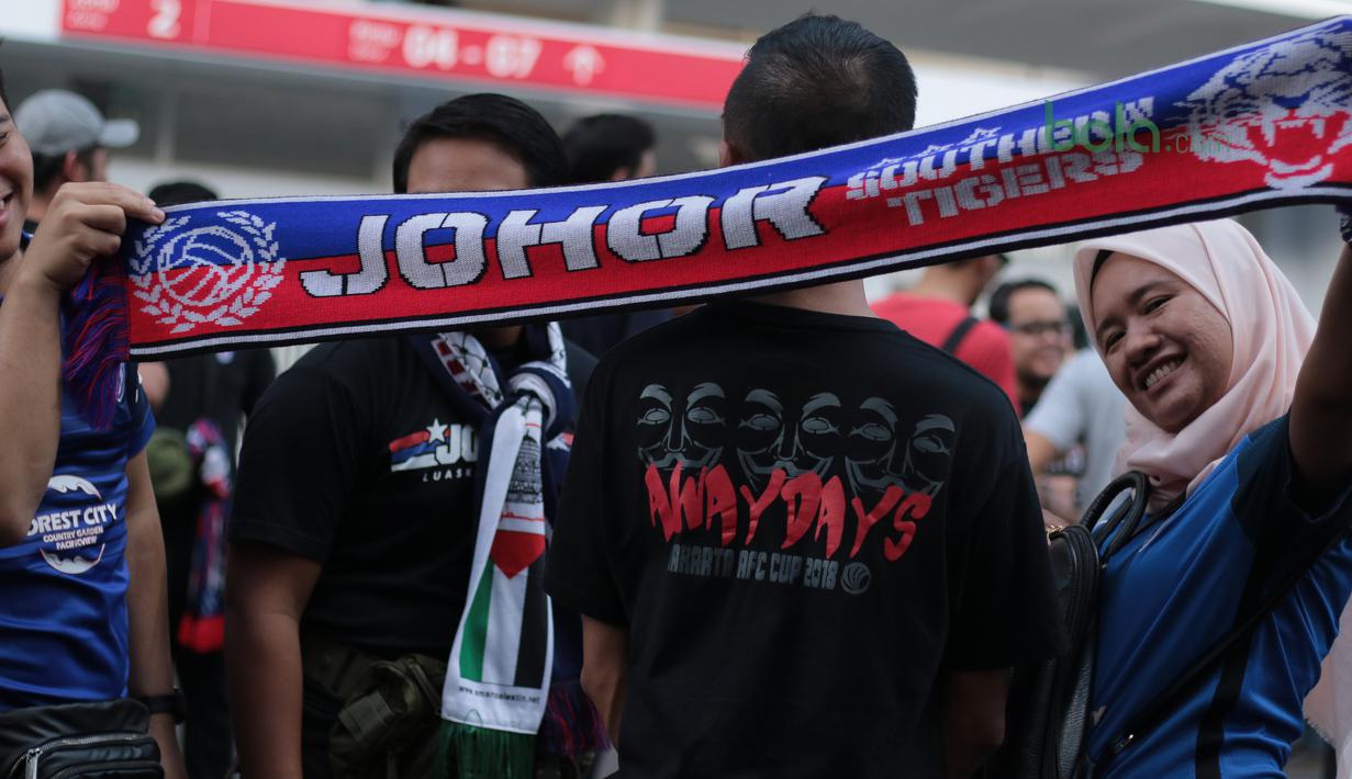 Boys of Straits saat mendukung Johor Darul Ta’zim pada laga Piala AFC 2018 di Stadion Utama Gelora Bung Karno, Jakarta, Selasa (10/4/2018). Persija Jakarta menang 4-0 atas JDT. (Bola.com/Nick Hanoatubun)