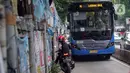 Akibat para pengendara sepeda motor yang memutar arah, lalu lintas diluar jalur Transjakarta juga ikut macet akibat para pengendara yang mencoba keluar dari jalur Transjakarta untuk menghindari tilang polisi. (Liputan6.com/Angga Yuniar)