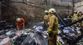 Petugas pemadam kebakaran melakukan pendinginan ruang gudang yang terbakar di SDN Srengseng sawah 04, Jakarta Selatan, kamis, 06 Agustus 2026. (KLY/ Arie Basuki)