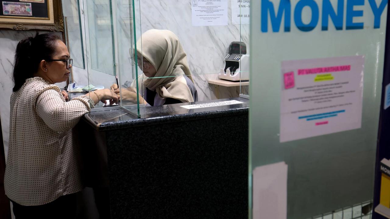 FOTO: BI Akan Memperketat Pembelian Dolar AS di Tengah Tekanan Rupiah